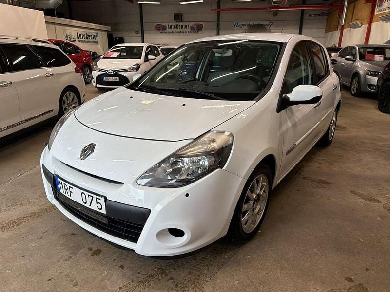 Vit Begagnad 2011 Renault Clio R.S. Halvkombi | 34 900 kr (Marknadspris) - Bild 1/4