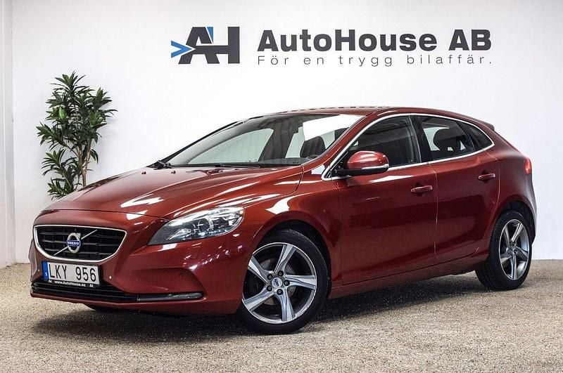 Röd Begagnad 2013 Volvo V40 Momentum Kombi | 109 000 kr (Marknadspris) - Bild 1/4