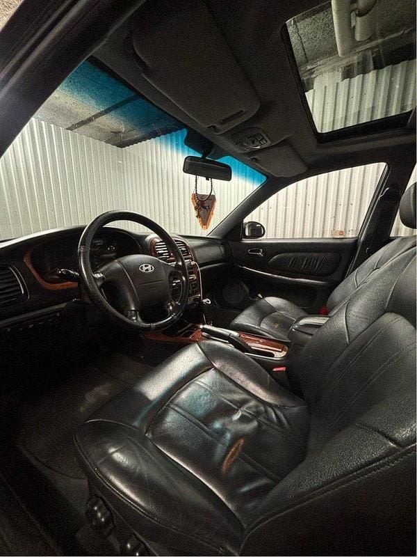 Svart Begagnad 2002 Hyundai Sonata Sedan | 16 000 kr - Bild 1/4
