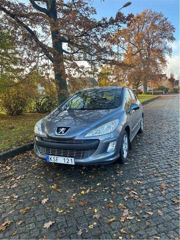 Grå Begagnad 2010 Peugeot 308 Halvkombi | 45 000 kr (Marknadspris) - Bild 1/4