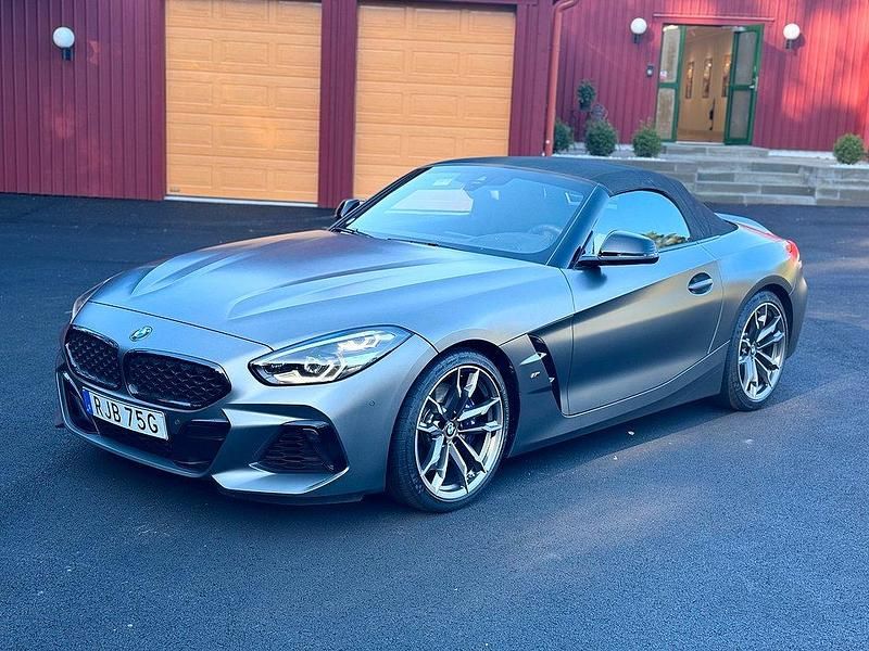 Grå Begagnad 2019 BMW Z4 M Sport Cab | 539 000 kr (Marknadspris) - Bild 1/4