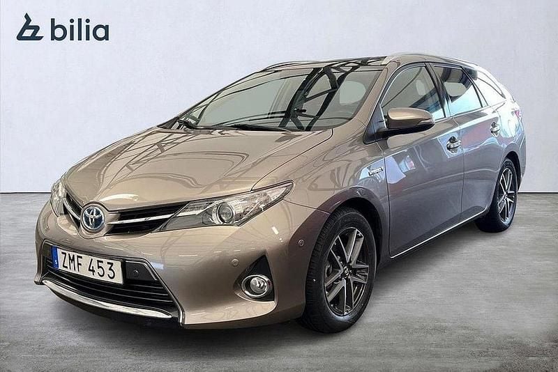 Grå Begagnad 2014 Toyota Auris Touring Sports Executive Kombi | 139 000 kr (Marknadspris) - Bild 1/3