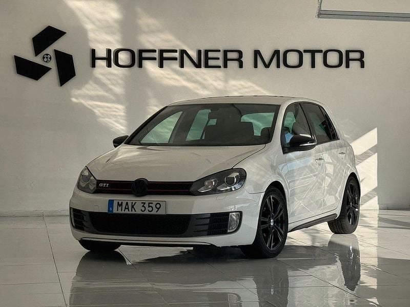 Vit Begagnad 2011 VW Golf VII GTI Halvkombi | 99 000 kr (Superpris) - Bild 1/4