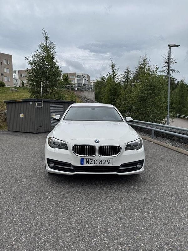 Vit Begagnad 2016 BMW 520 Sedan | 167 500 kr (Marknadspris) - Bild 1/4