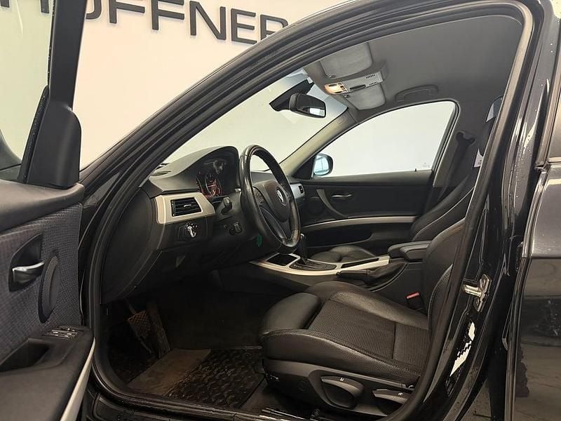 Begagnad BMW 320 Sport Line 184 HK (135 kW) 2011 Svart Sedan