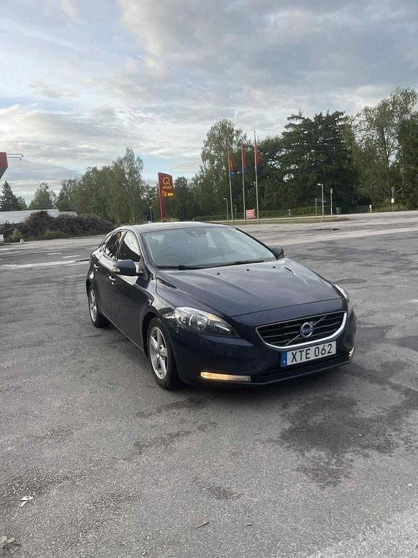Blå Begagnad 2015 Volvo V40 Kombi | 95 000 kr (Bra pris) - Bild 1/4