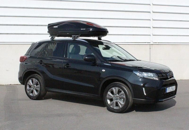 Svart Ny 2024 Suzuki Vitara SUV | 299 900 kr (Marknadspris) - Bild 1/4