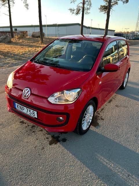 Röd Begagnad 2015 VW up! high up! Halvkombi | 68 000 kr (Marknadspris) - Bild 1/4