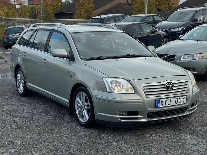 Begagnad Toyota Avensis 147 HK (108 kW) 2006 Ljusgrön Kombi