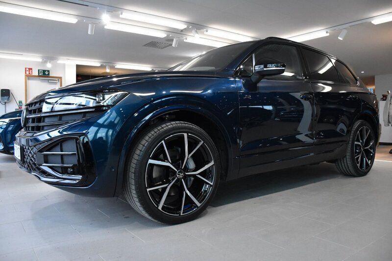 Mörkblå Ny 2025 VW Touareg R-line SUV | 1 078 800 kr (Dyr) - Bild 1/3