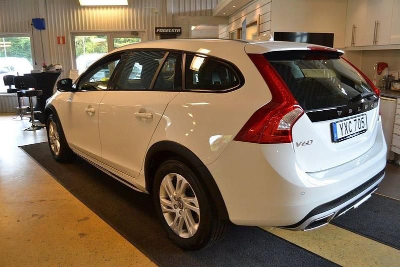 Begagnad Volvo V60 CC Momentum 150 HK (110 kW) 2017 Vit Kombi