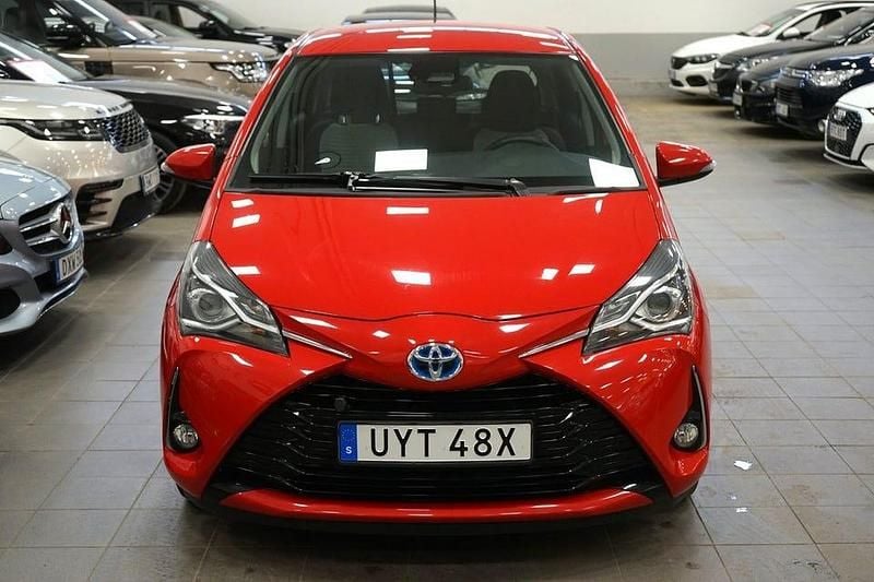 Begagnad Toyota Yaris Hybrid 101 HK (74 kW) 2019 Röd Halvkombi