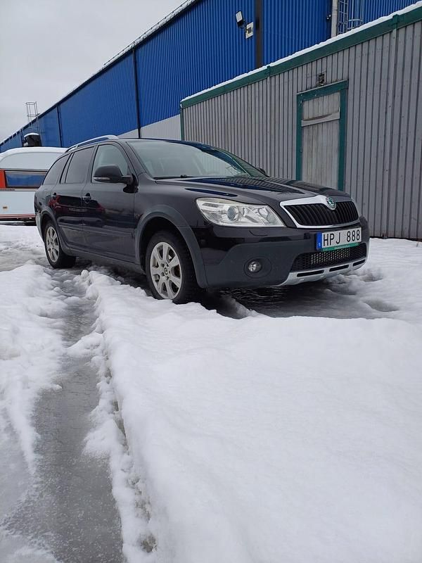 Begagnad 2011 Skoda Octavia Scout Kombi | 68 000 kr (Lite dyr) - Bild 1/2
