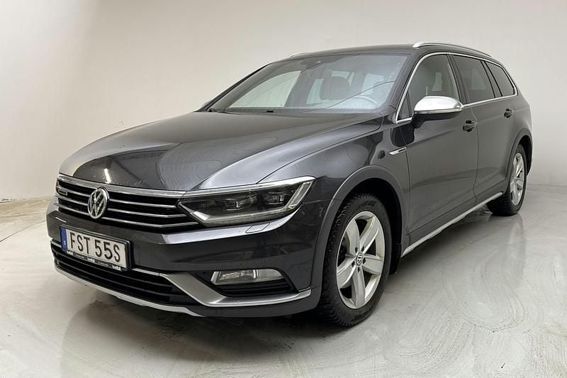 Mörkgrå Begagnad 2019 VW Passat Alltrack Executive Kombi | 189 000 kr (Marknadspris) - Bild 1/4