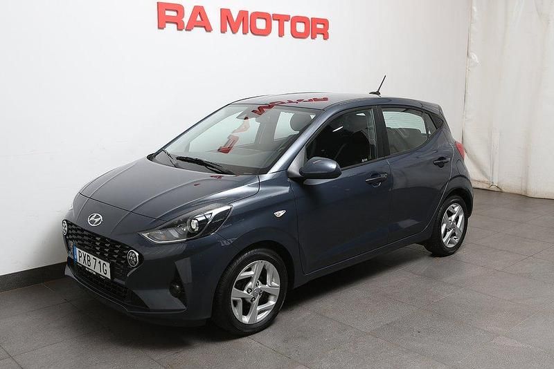 Grå Begagnad 2023 Hyundai i10 Advanced Halvkombi | 139 800 kr (Bra pris) - Bild 1/3