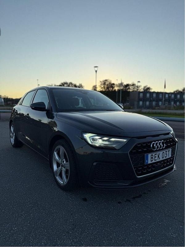 Grå Begagnad 2020 Audi A1 Sportback Advanced Halvkombi | 215 000 kr (Lite dyr) - Bild 1/4