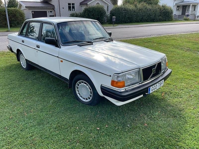 Begagnad 1988 Volvo 240 Sedan | 58 000 kr - Bild 1/4