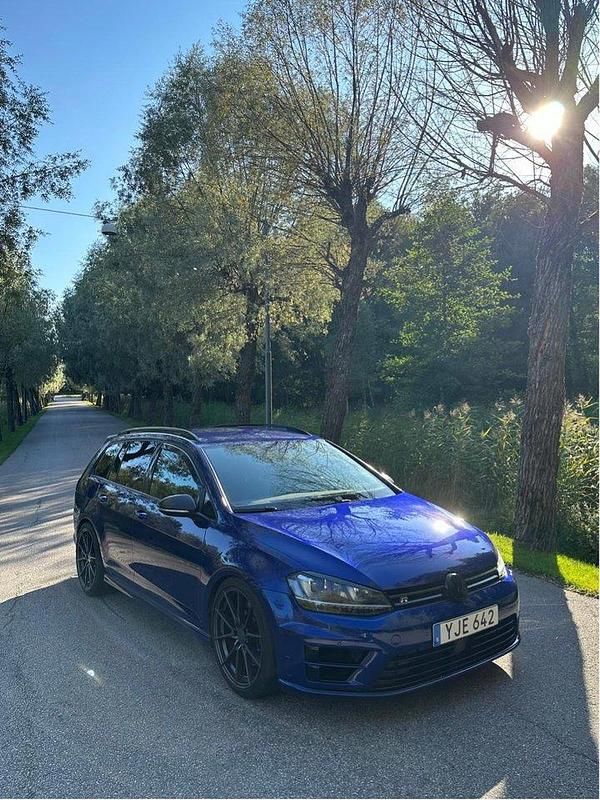 Blå Begagnad 2017 VW Golf VII R Kombi | 239 000 kr (Marknadspris) - Bild 1/4
