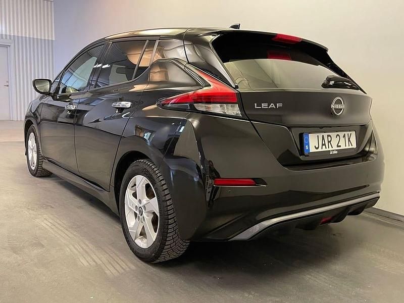 Begagnad Nissan Leaf N-Connecta 111 kW (151 HK) 2023 Svart Halvkombi