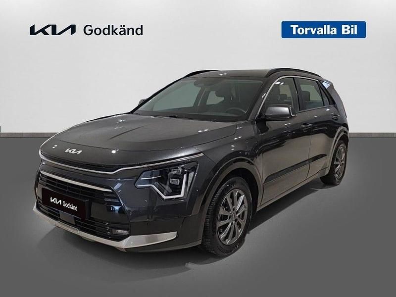 Grå Begagnad 2023 Kia Niro SUV | 339 900 kr (Marknadspris) - Bild 1/3
