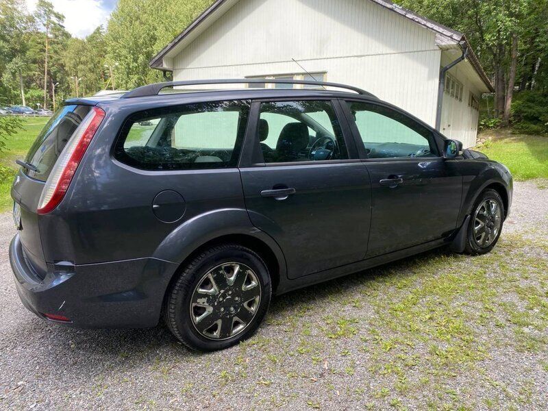 Begagnad Ford Focus 126 HK (92 kW) 2009 Grå Kombi