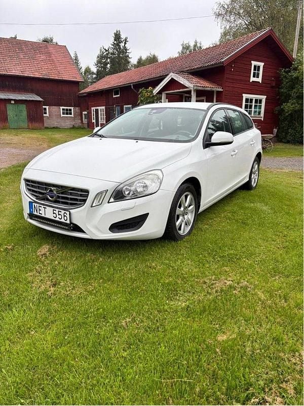 Vit Begagnad 2013 Volvo V60 Kombi | 75 000 kr (Superpris) - Bild 1/4