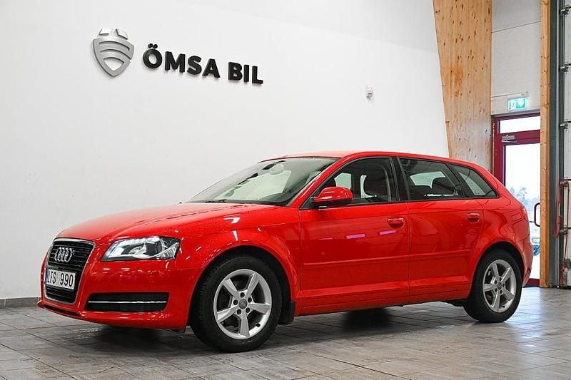Röd Begagnad 2011 Audi A3 Sportback Attraction Halvkombi | 58 800 kr (Marknadspris) - Bild 1/4