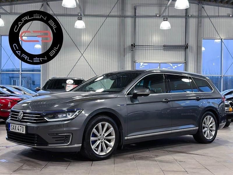 Mörk grå (indium grey metallic) Begagnad 2016 VW Passat Executive Kombi | 148 900 kr (Marknadspris) - Bild 1/4