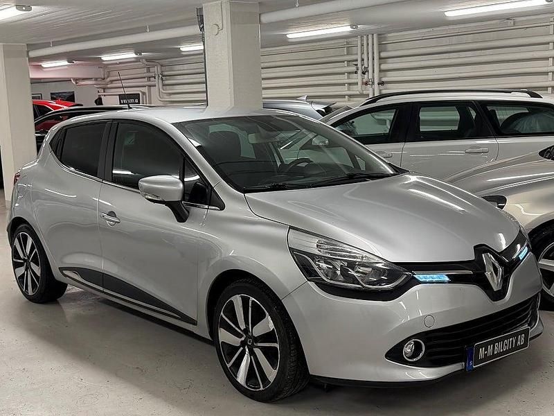 Silver Begagnad 2015 Renault Clio IV Halvkombi | 65 900 kr (Marknadspris) - Bild 1/4