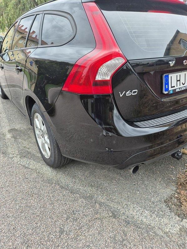 Svart Begagnad 2014 Volvo V60 Kinetic Kombi | 119 000 kr (Marknadspris) - Bild 1/4