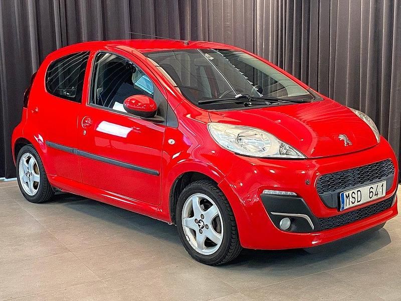 Röd Begagnad 2013 Peugeot 107 Halvkombi | 54 900 kr (Marknadspris) - Bild 1/4