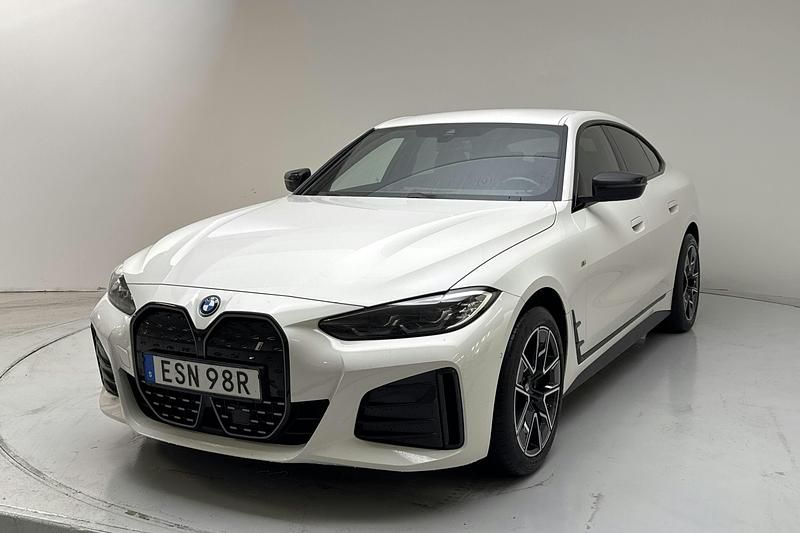 Vit Begagnad 2024 BMW i4 M Sport Sedan | 395 000 kr (Superpris) - Bild 1/4