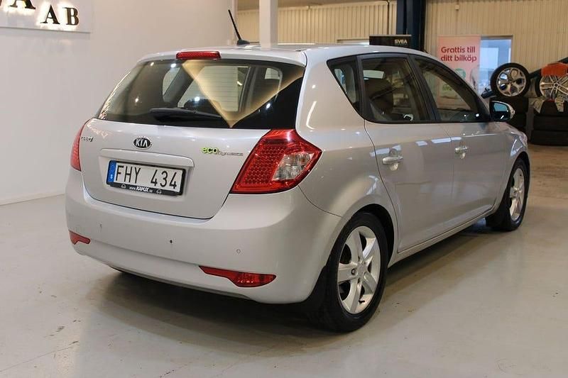 Begagnad Kia Ceed 116 HK (85 kW) 2010 Silver Halvkombi