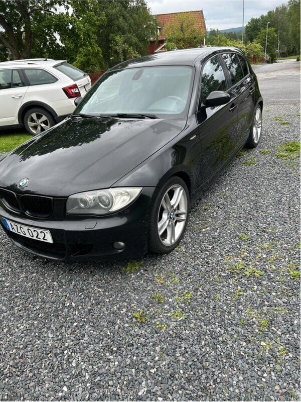 Svart Begagnad 2008 BMW 120 Advantage Halvkombi | 53 000 kr (Marknadspris) - Bild 1/3