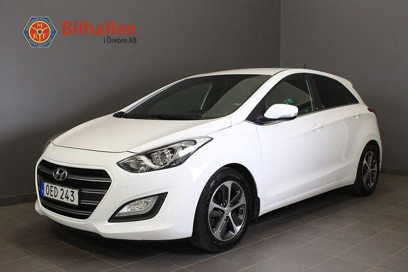Vit Begagnad 2016 Hyundai i30 Comfort Halvkombi | 99 900 kr (Marknadspris) - Bild 1/4
