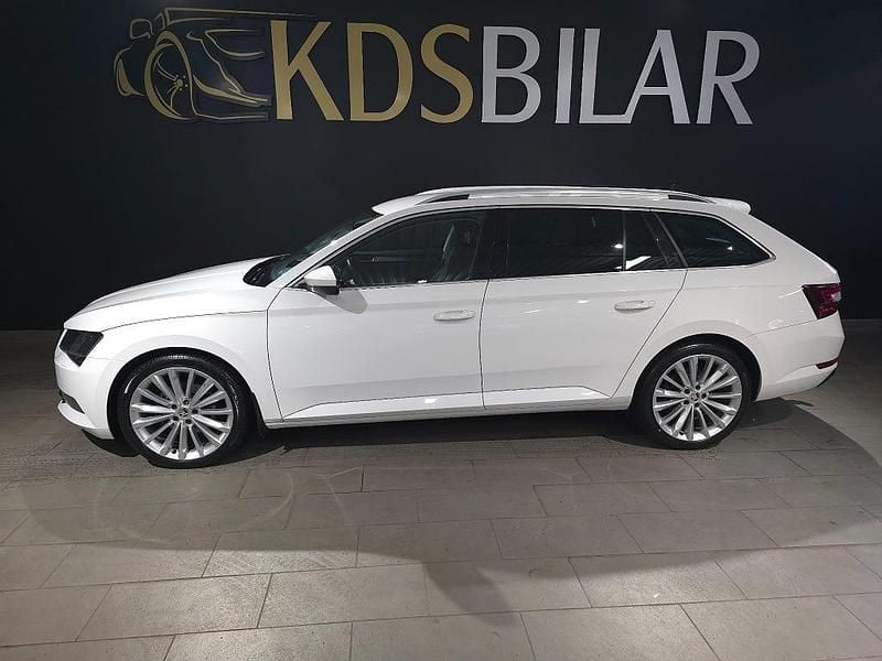 Vit Begagnad 2016 Skoda Superb Business Line Kombi | 199 800 kr (Marknadspris) - Bild 1/4