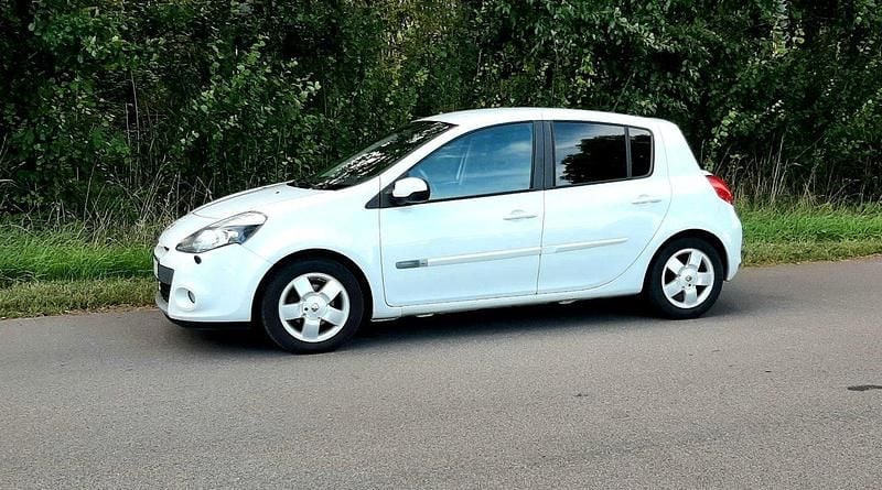 Vit Begagnad 2013 Renault Clio IV R.S. Halvkombi | 28 000 kr (Superpris) - Bild 1/4