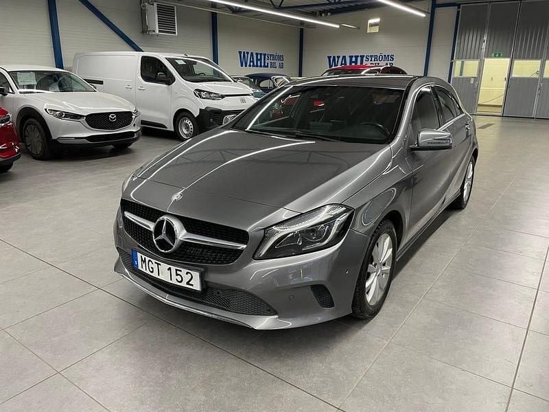 Mörkgrå Begagnad 2015 Mercedes A180 Halvkombi | 139 900 kr (Marknadspris) - Bild 1/4