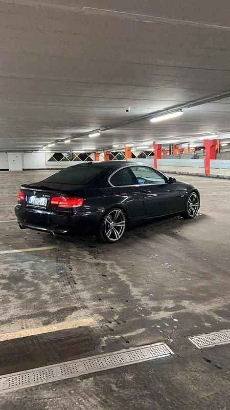 Svart Begagnad 2007 BMW 335 Sportkupé | 159 000 kr (Marknadspris) - Bild 1/4