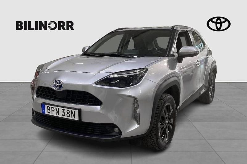 Silver Begagnad 2023 Toyota Yaris Hybrid Active SUV | 264 900 kr (Bra pris) - Bild 1/3