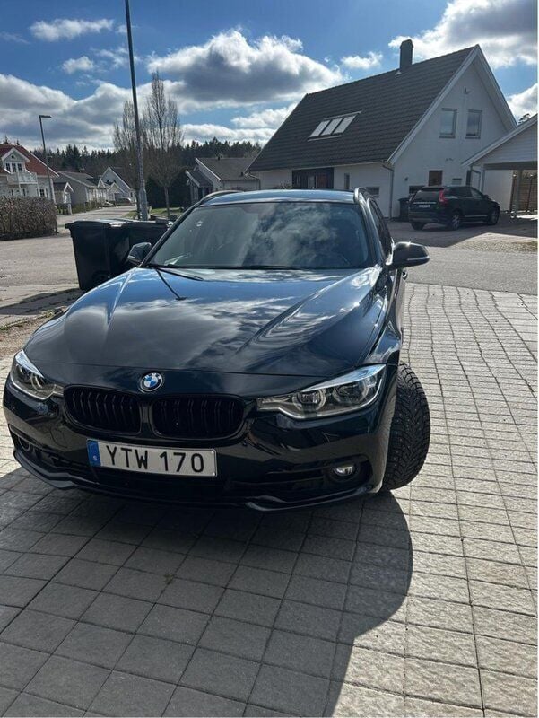 Svart Begagnad 2018 BMW 330 Sport Line Kombi | 210 000 kr (Superpris) - Bild 1/4