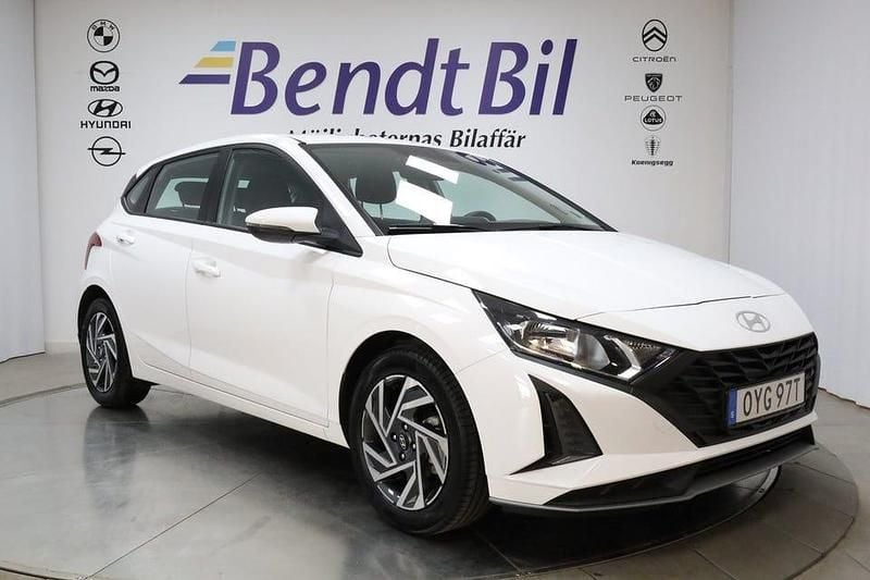 Vit Begagnad 2024 Hyundai i20 Halvkombi | 188 700 kr (Bra pris) - Bild 1/3