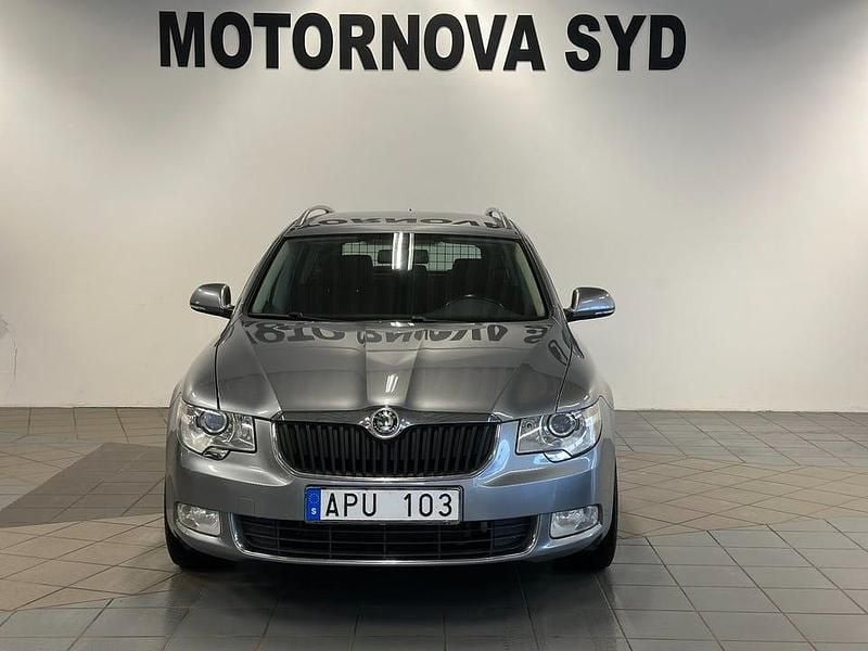 Begagnad Skoda Superb Elegance 140 HK (102 kW) 2011 Silver Kombi