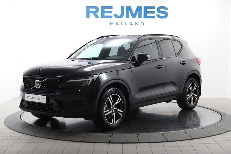 Svart Begagnad 2024 Volvo XC40 Plus SUV | 399 500 kr (Lite dyr) - Bild 1/4