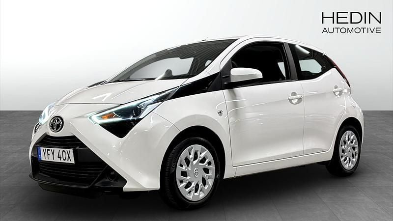 Vit (white) Begagnad 2021 Toyota Aygo Halvkombi | 149 900 kr (Lite dyr) - Bild 1/4