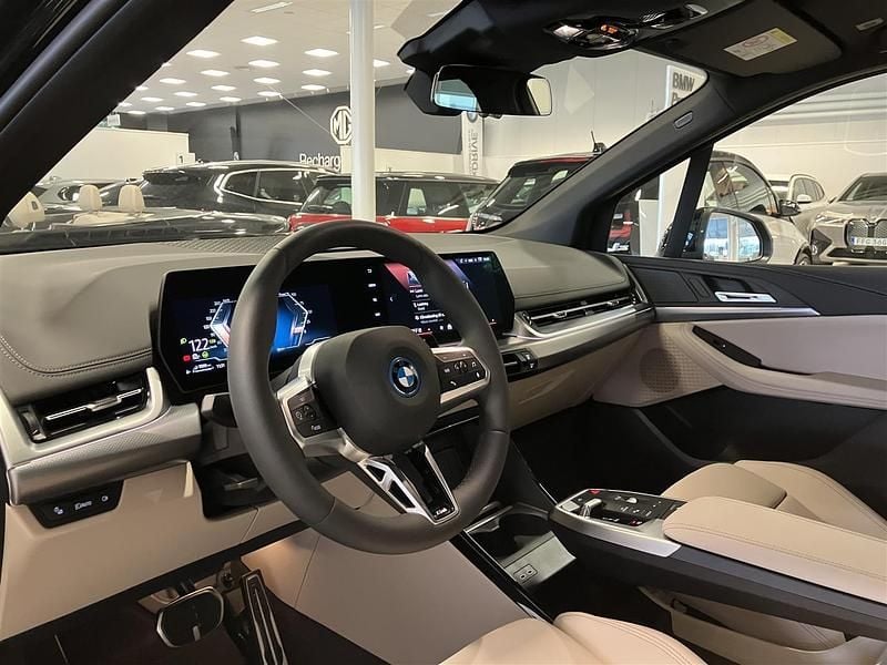 Begagnad BMW 230e Active Tourer M Sport 2024 Svart Minibuss