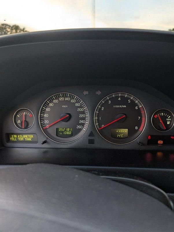 Grå Begagnad 2005 Volvo S60 Sedan | 18 000 kr (Marknadspris) - Bild 1/4
