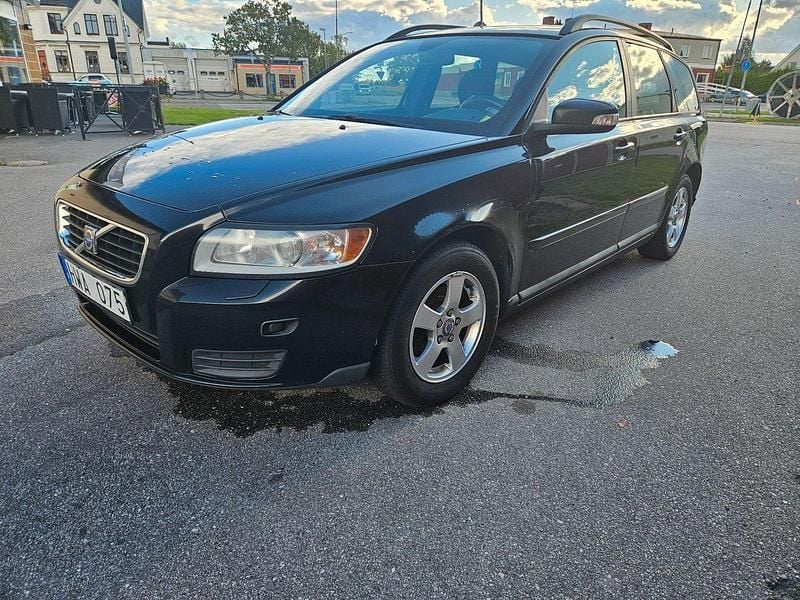 Svart Begagnad 2008 Volvo V50 Kinetic Kombi | 39 900 kr (Lite dyr) - Bild 1/4