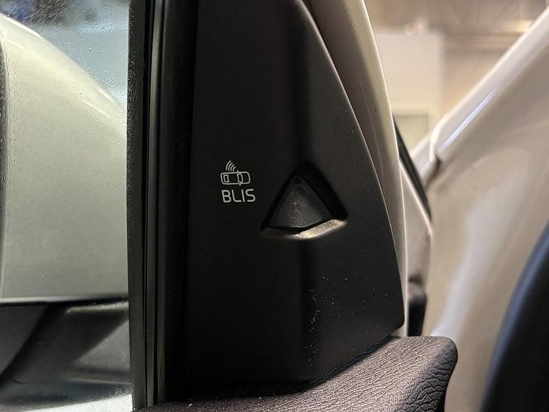 Begagnad Volvo V40 R-Design 150 HK (110 kW) 2016 Vit Halvkombi