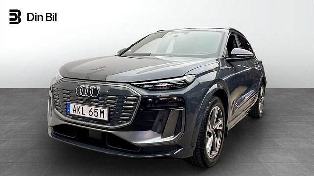 Grå Begagnad 2024 Audi Q6 e-tron S-Line SUV | 679 000 kr (Marknadspris) - Bild 1/4